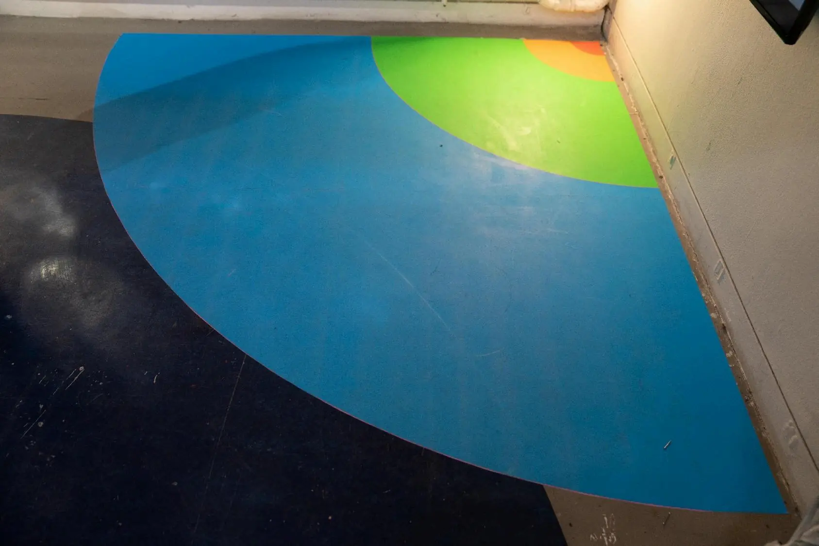 Detail of the blue, green and orange proxemic zones on the gallery floor